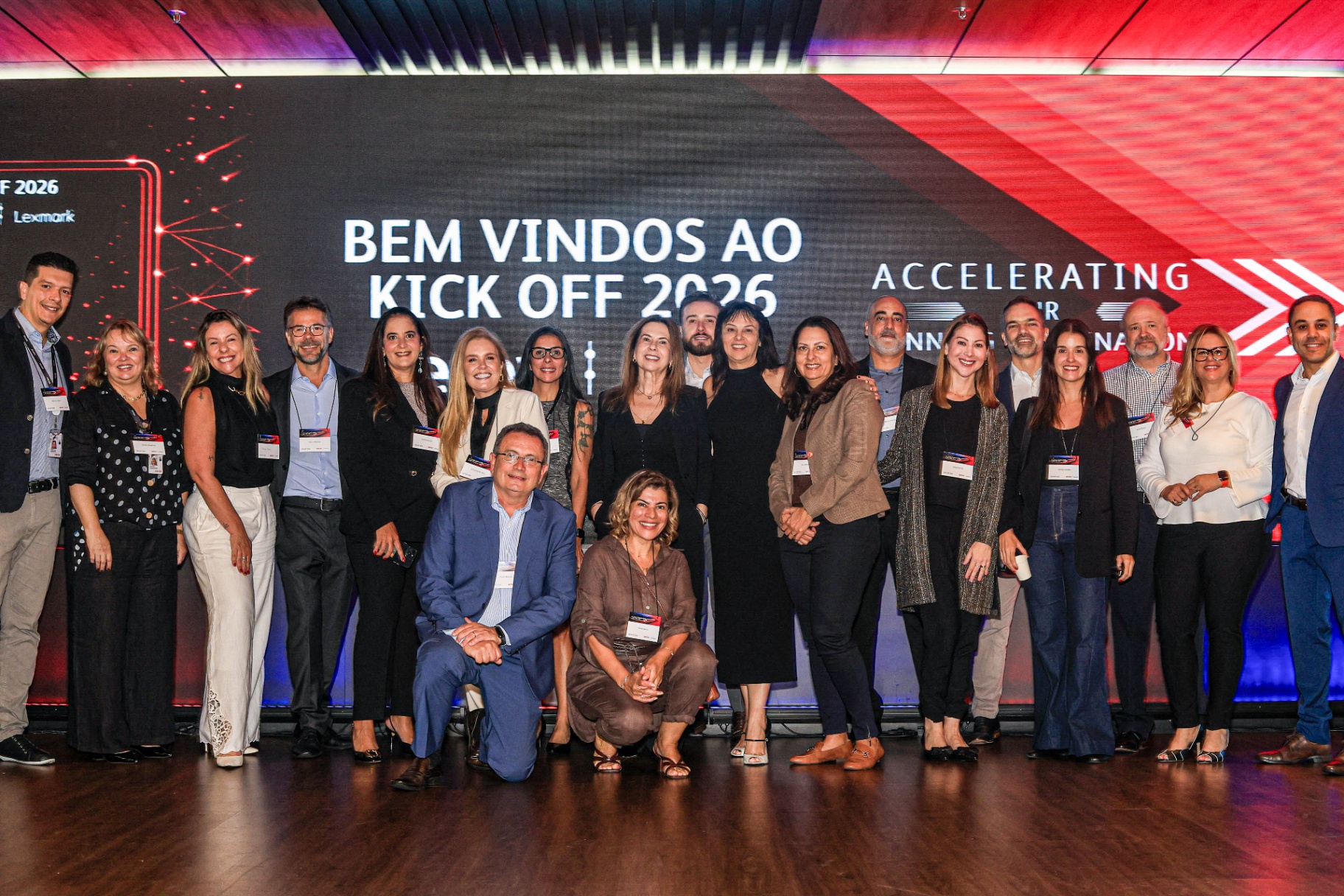 Equipe Xerox reunida no palco do Kick Off 2026