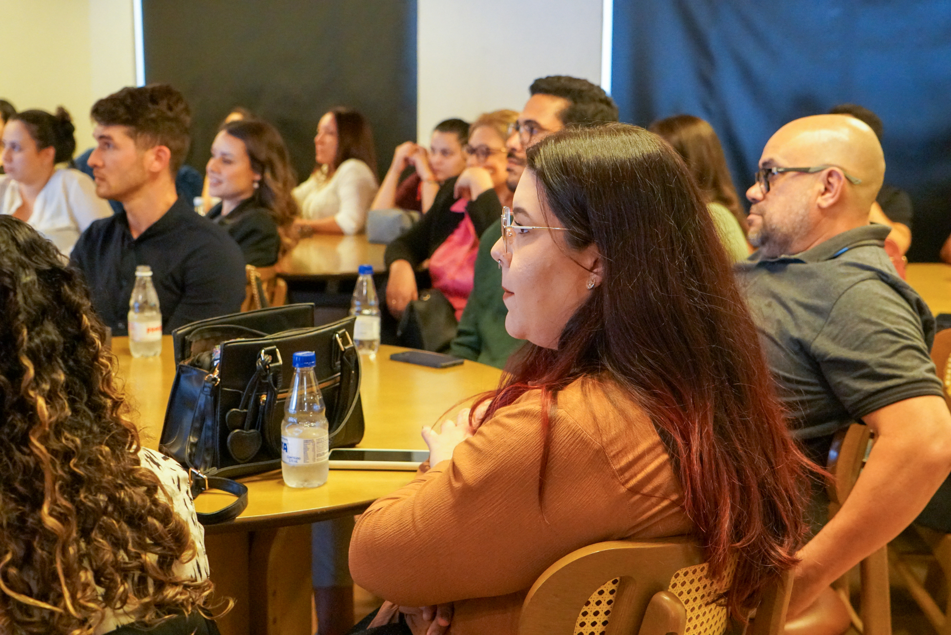 Participantes atentos em uma reunião de clientes