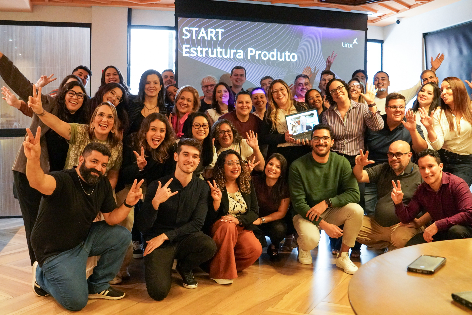 Equipe cliente reunida em um encontro corporativo da Woba